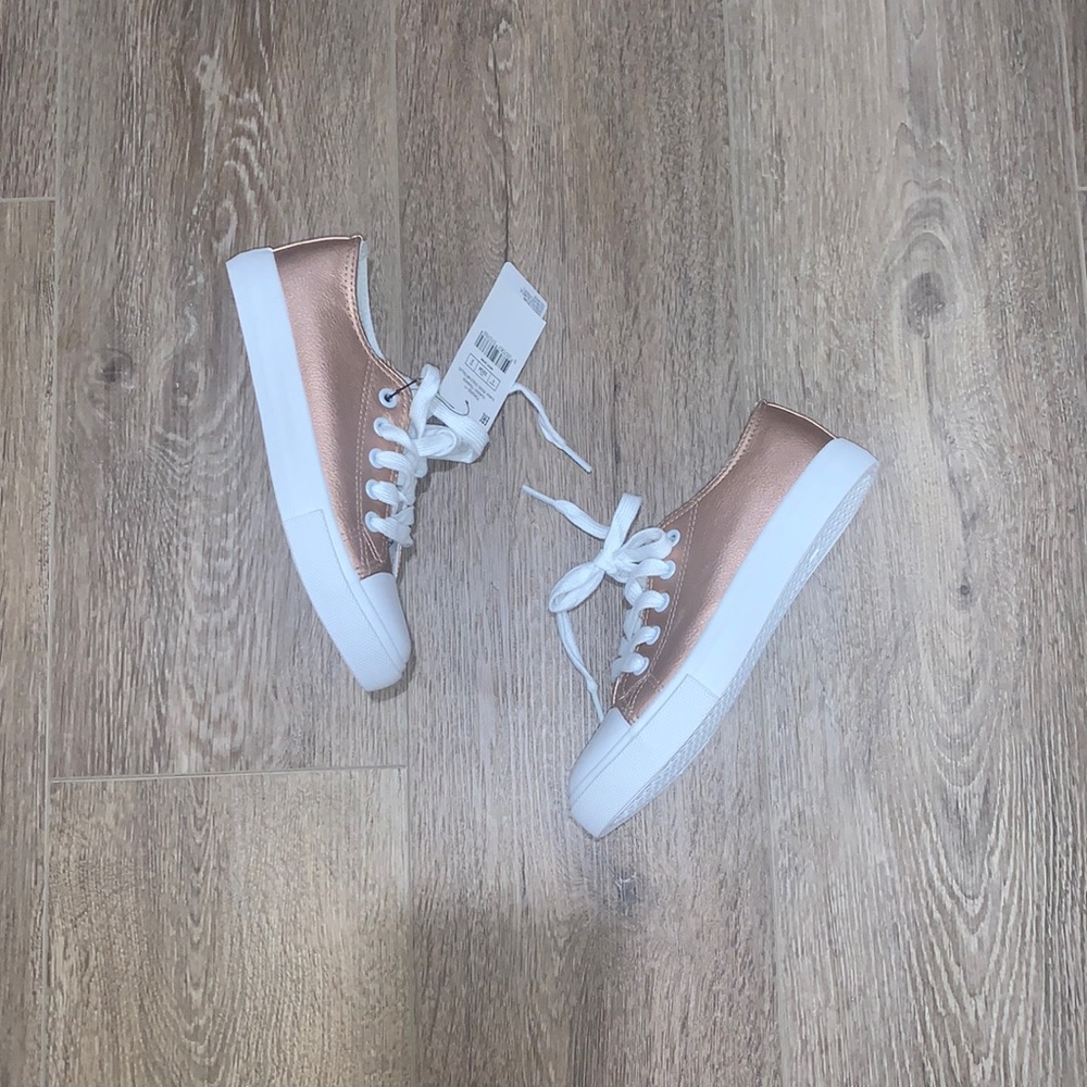 Cotton On Kids gold leather sneakers. So cute! Size 2 new with tags.